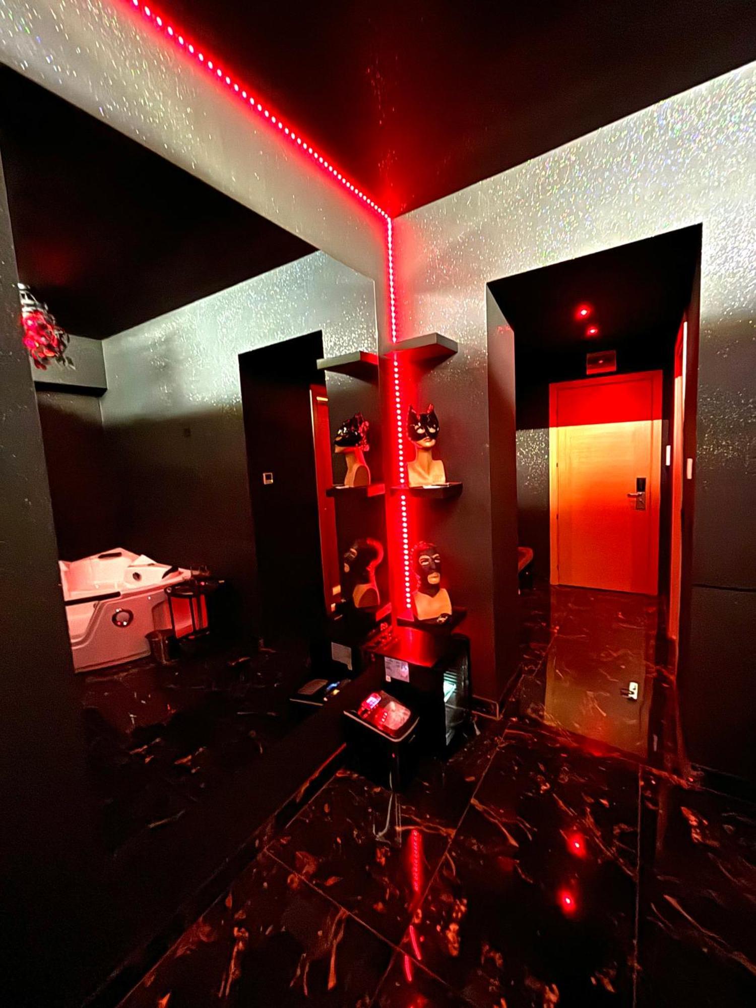Love hotel Romeo Nights - - Adults Only